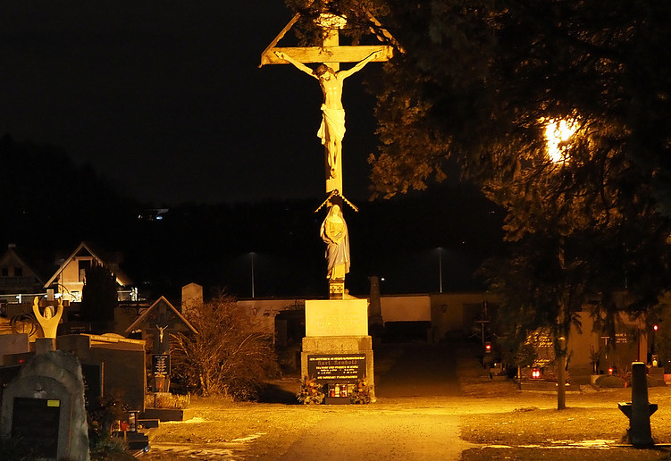 Kreuz am Friedhof