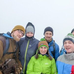 Wanderung mit Jugendlichen 2015 Die Jugendlichen feiern Sr. Marias Geburtstag bei einer winterlichen Wanderung