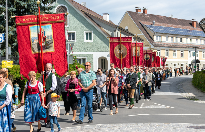 Fronleichnamsprozession durch den Markt