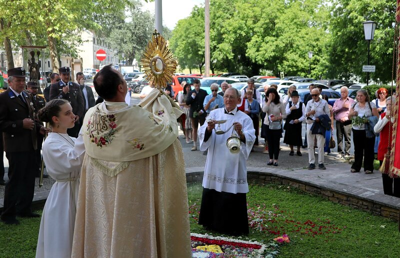 In der Monstranz präsentiert sich Jesus den Menschen