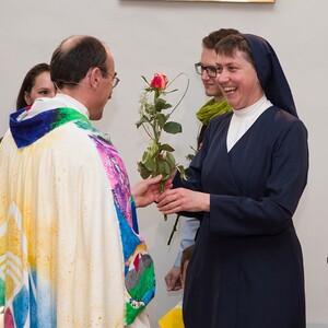 Erstkommunion 2015 / Fotografin Almuth Kunrath Pfarrer Johann Karner bedankt sich bei Sr. Maria