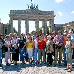 Reise nach Berlin mit Maria Krestel-Leinholz. Gruppenfoto vor dem Brandenburger Tor in Berlin