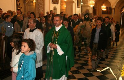 Pfarrer István Holló und die Erntekrone