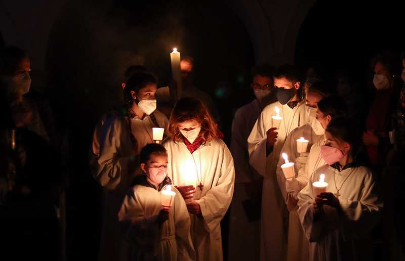 Einzug in die dunkle Dobler Pfarrkirche / Michael Fürnschuß Feier der Osternacht 2022 mit Vikar Gerhard Hatzmann