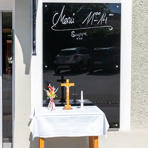 Kleiner Altar beim GH Strobl auf dem Weg durch den Markt